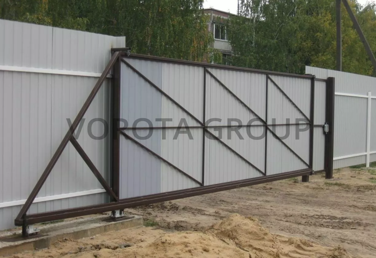 Откатные ворота из профнастила Alutech белого цвета 1900x4000