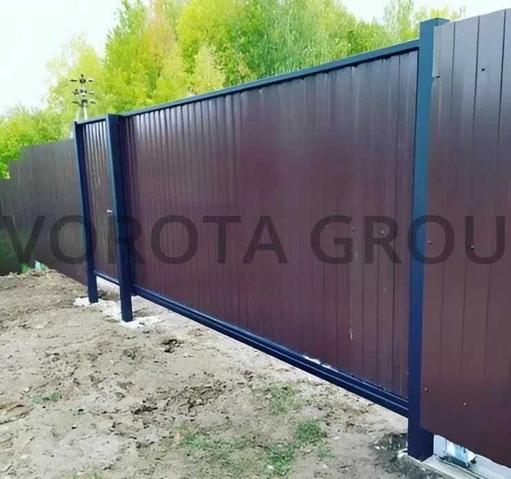 Откатные ворота на сваях с калиткой Doorhan коричневые 2200x1500