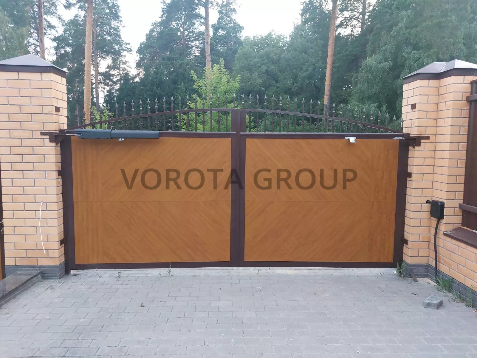 Распашные ворота сэндвич под дерево